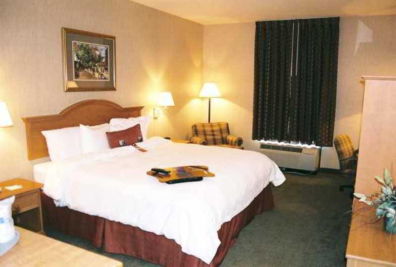 Hampton Inn Saint Robert Room photo